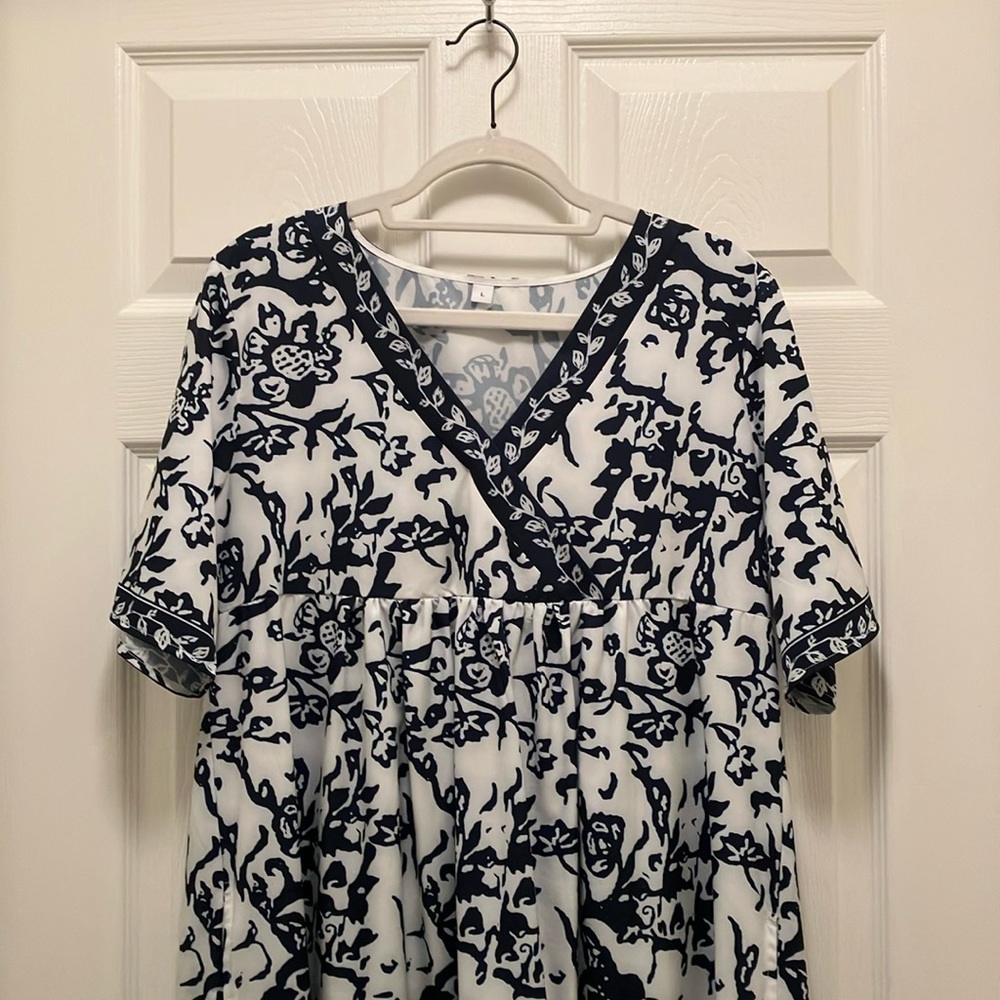 Long, summer weight  pretty maxi dress.